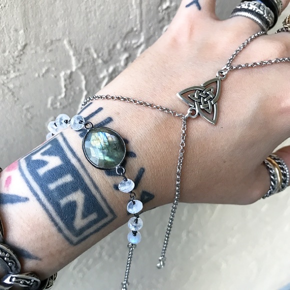 Moonstone & labradorite celtic knot hand bracelet - Picture 2 of 8